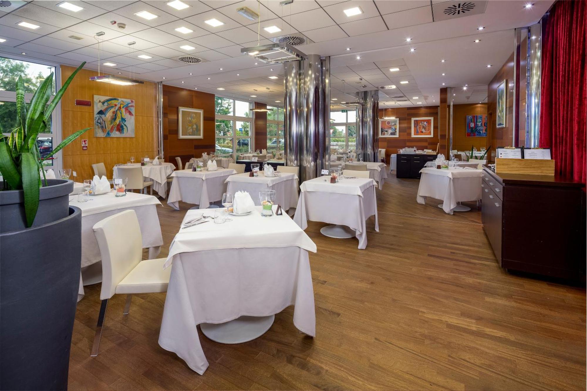 Crowne Plaza By Ihg Hotel 4*