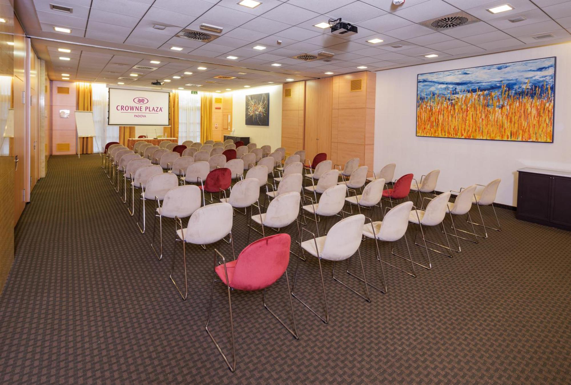 Crowne Plaza By Ihg Hotel 4*