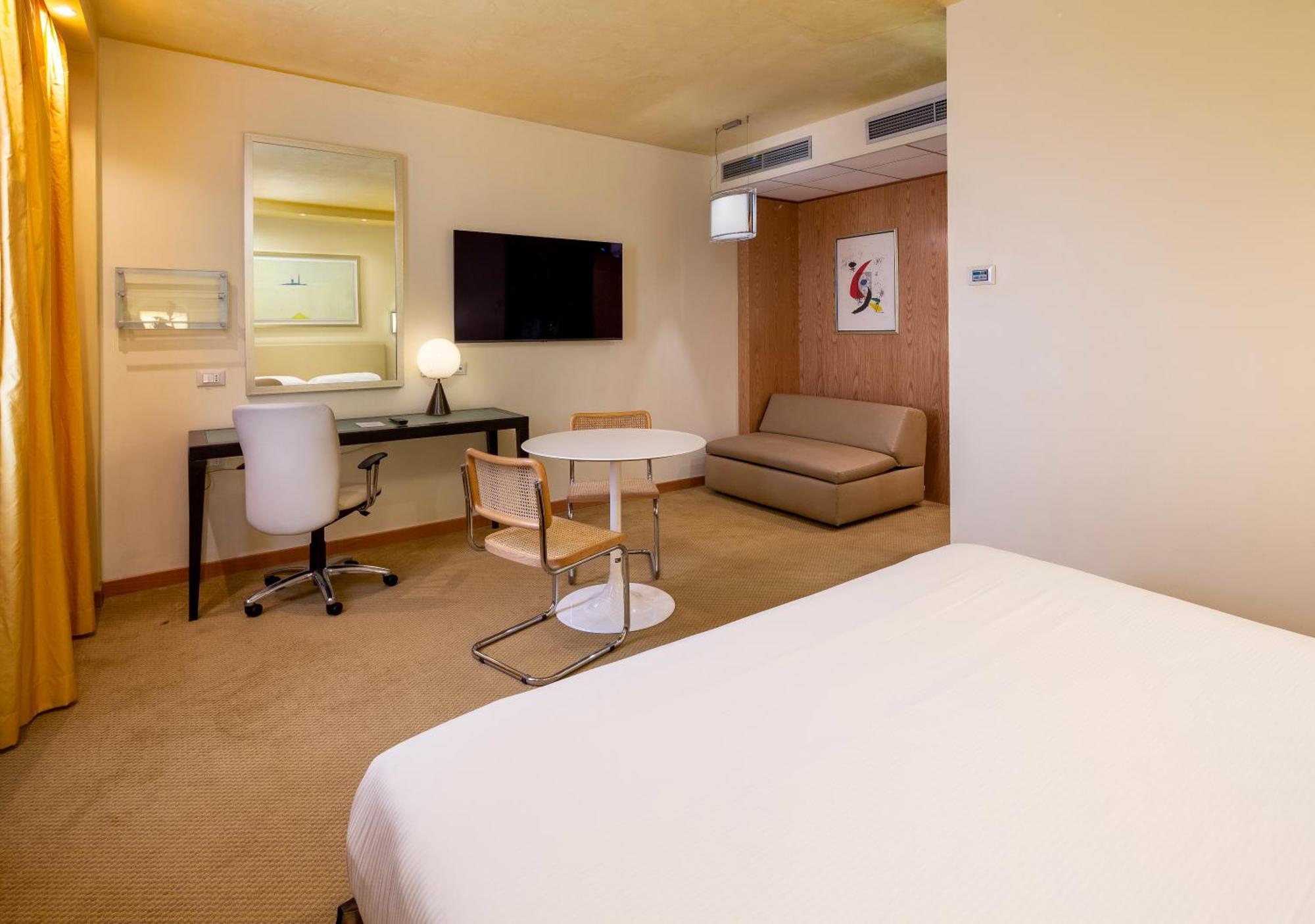 Crowne Plaza By Ihg Hotel 4*